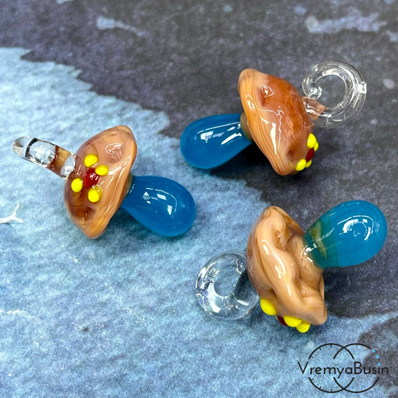 Подвеска из стекла лэмпворк "Грибок", ок. 25х15 мм (1 шт.)