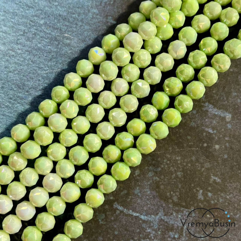 Бусины шарики из стекла с треугольной огранкой, 8 мм  (1/2 нити, ок. 24 шт.)