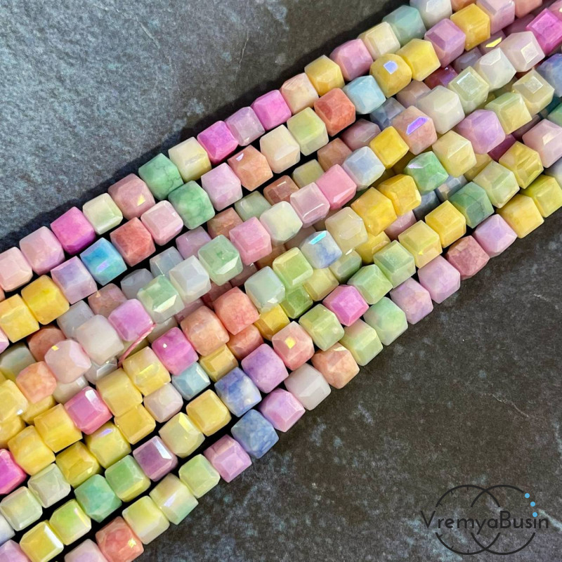 Бусины кубики из граненого стекла,  6х6 мм  (1/2 нити, ок. 32 шт.)