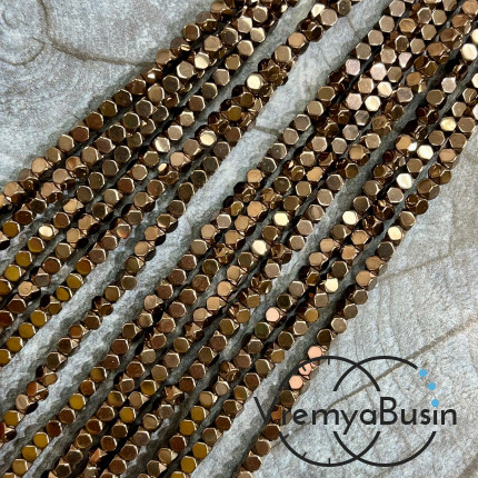 Гематит, кубик со скошенными уголками, 3 мм, цв. коричневый (нить, ок. 130 шт.)