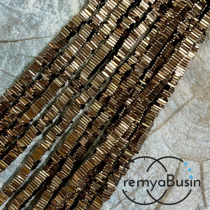 Гематит, чипс квадрат 4х1 мм, цв. коричневый (нить, ок. 300 шт.)