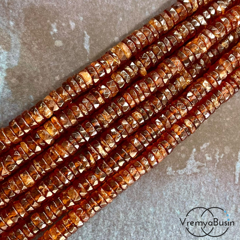 Гранат гессонит, бусины чипсы граненые, 6-7 мм (1/2 нити, ок. 80 шт.) 