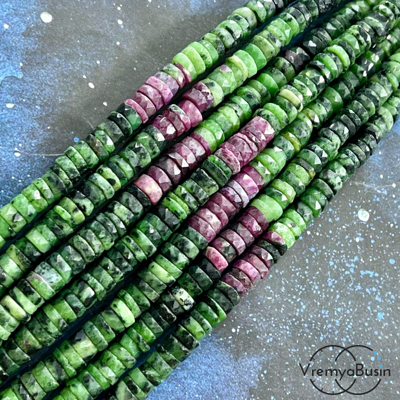 Цоизит, бусины чипсы граненые, 6-7 мм (1/2 нити, ок. 80 шт.) Цоизит, бусины чипсы граненые, 6-7 мм (1/2 нити, ок. 80 шт.)