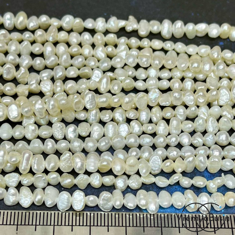 Жемчуг натуральный речной, барочный цв. белый , ок.   3х5     мм (нить, ок.   110    шт.)