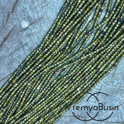 Фианит, кубик 2.5 мм с микроогранкой (нить, ок. 40 см.)