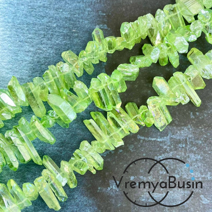 Кварц тонир., мелкие кристаллы, ок. 20-25х7-8 мм, (1/2 нити, ок. 24 шт.)