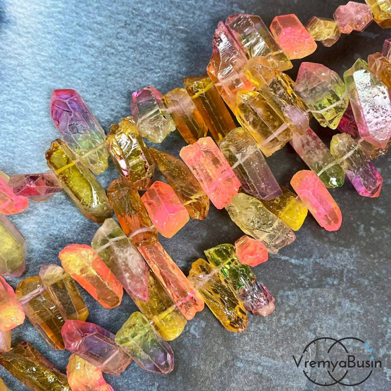 Кварц тонир., мелкие кристаллы, ок. 20-25х7-8 мм, (1/2 нити, ок. 24 шт.)