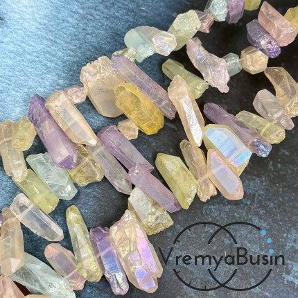 Кварц тонир., мелкие кристаллы, ок. 20-25х7-8 мм, (1/2 нити, ок. 24 шт.)