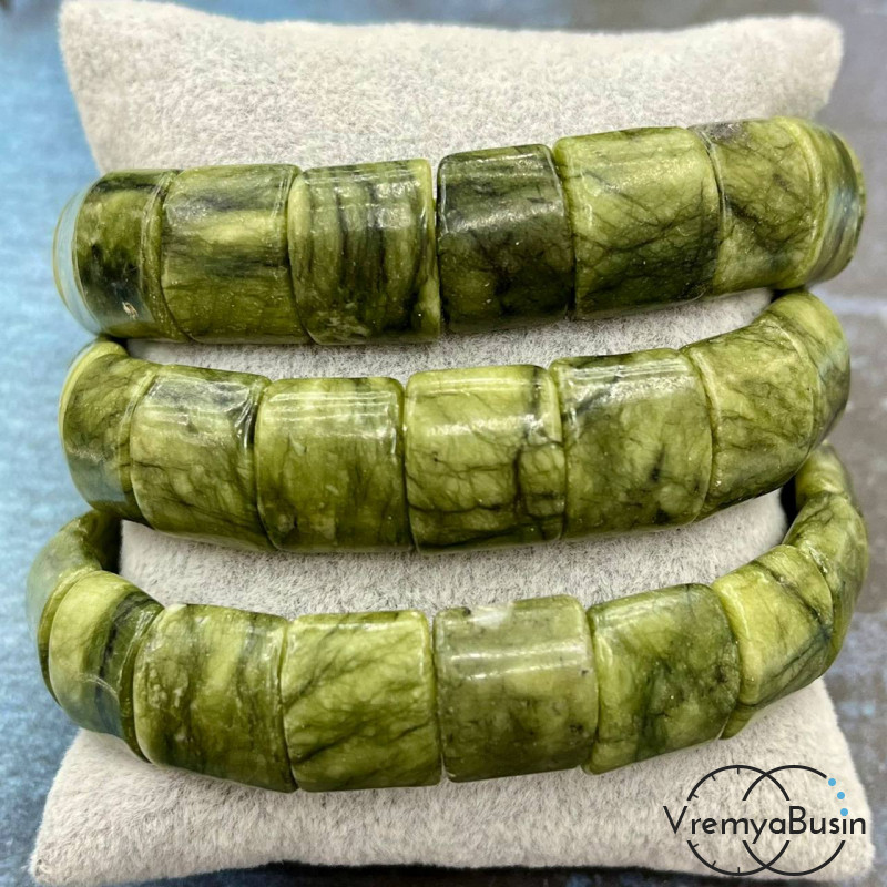 Жадеит. Бусины гладкие с двумя отверстиями 13х15 мм (17 шт.)