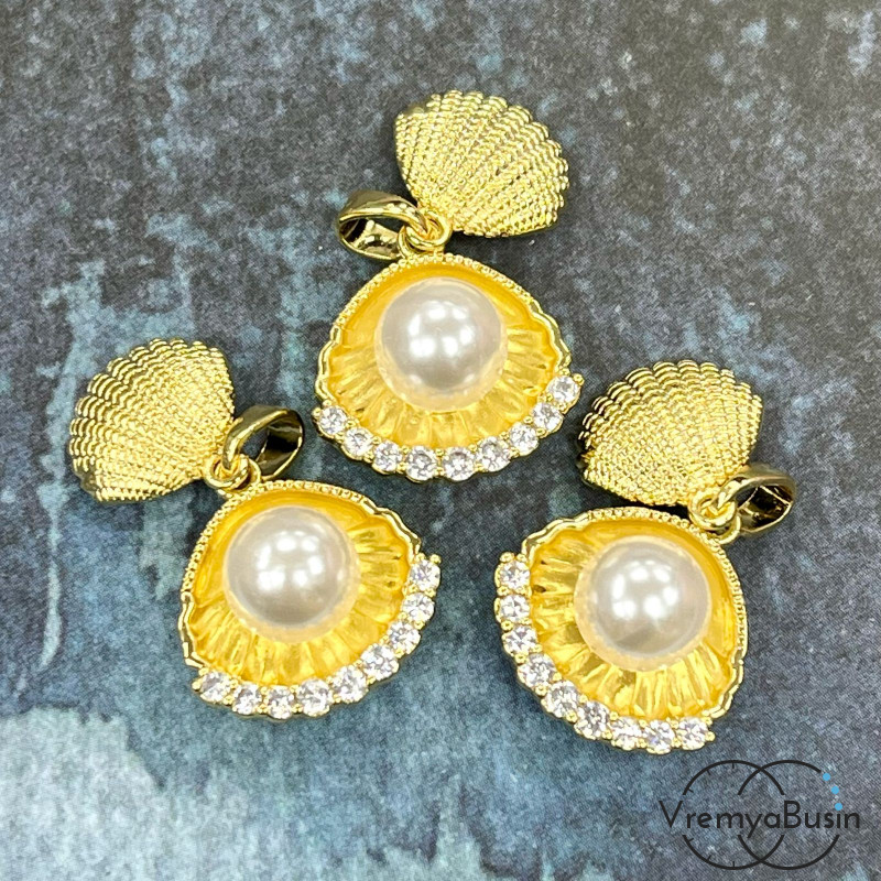 Подвеска "Ракушка» с имит. жемчуга, 16х17 мм, латунь с позолотой (1 шт.)