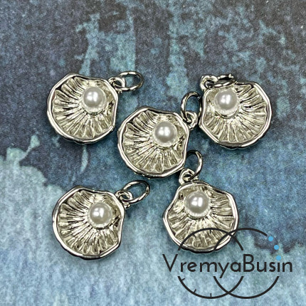 Подвеска "Ракушка" с имит. жемчуга, 11х13 мм, латунь с родиевым покрытием (1 шт.)