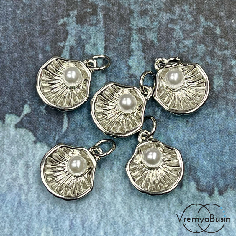 Подвеска "Ракушка" с имит. жемчуга, 11х13 мм, латунь с родиевым покрытием (1 шт.)