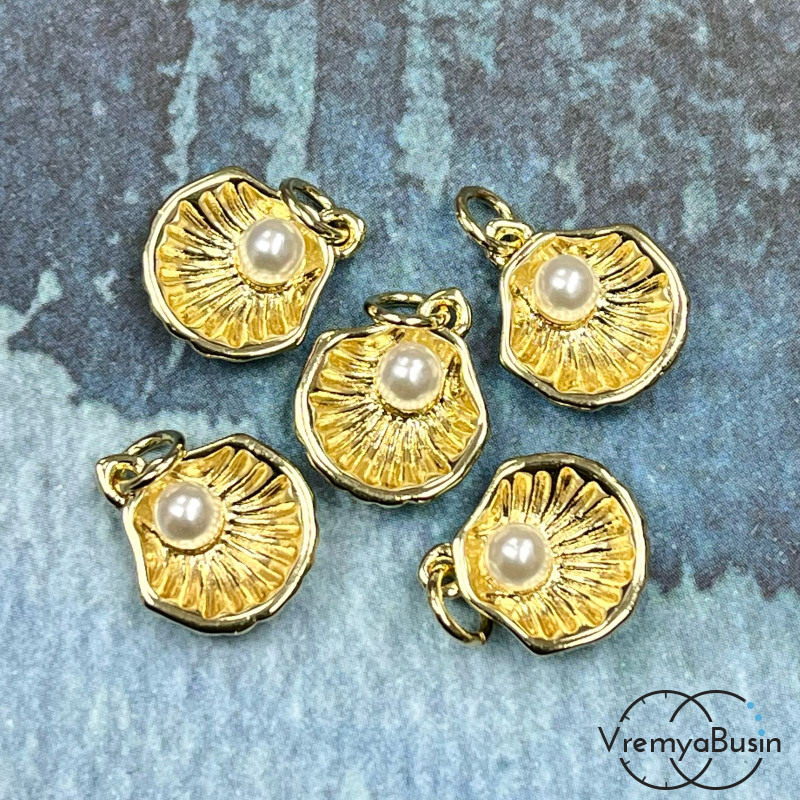Подвеска "Ракушка" с имит. жемчуга,  11х13 мм, латунь с позолотой (1 шт.)