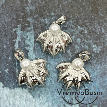 Подвеска "Ракушка" с эмалью и имит. жемчуга, 16х16 мм, латунь с родиевым покрытием (1 шт.)