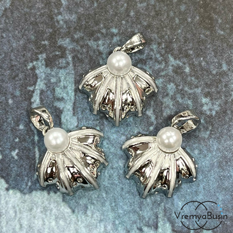 Подвеска "Ракушка" с эмалью и имит. жемчуга, 16х16 мм, латунь с родиевым покрытием (1 шт.)