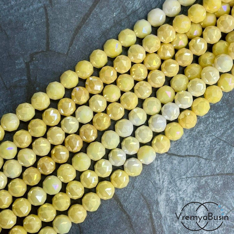 Бусины шарики из стекла с треугольной огранкой, 8 мм  (1/2 нити, ок. 24 шт.)