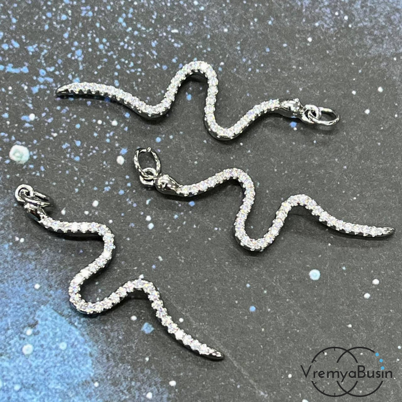 Подвеска "Змея", 12х40 мм, из латуни с родиевым покрытием и фианитами  (1 шт.)