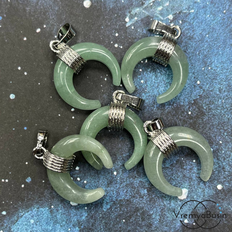 Нефрит. Кулон из камня "Лунница", ок. 20х24х5 мм (1 шт.)