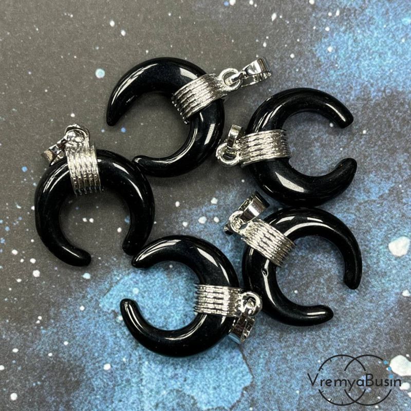 Агат черный. Кулон из камня "Лунница", ок. 20х24х5 мм (1 шт.)