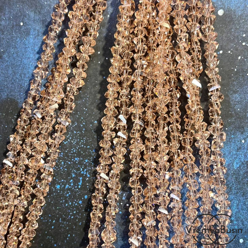 Бусины-треугольники из граненого стекла 4х6 мм, цв. персиковый  (нить ок. 35 см., ок. 85 шт.)