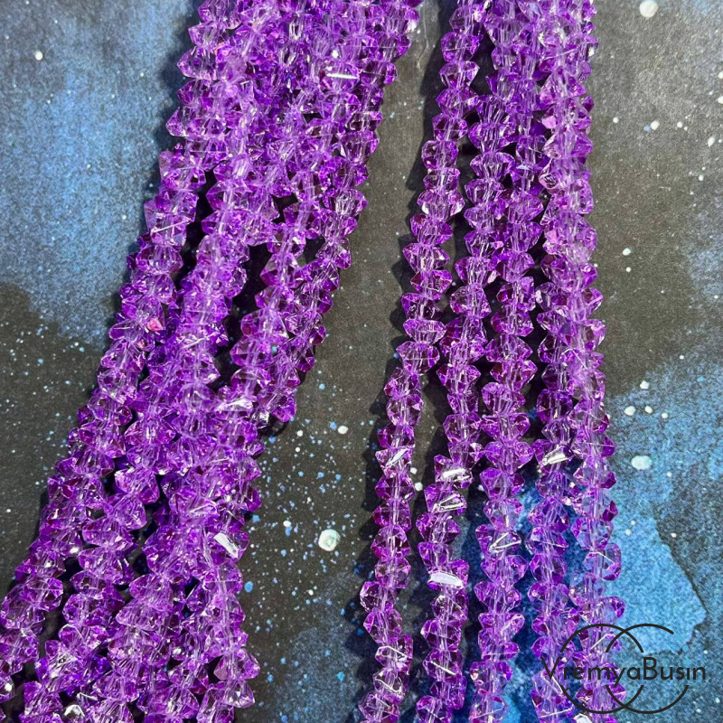 Бусины-треугольники из граненого стекла 4х6 мм, цв. сиреневый  (нить ок. 35 см., ок. 85 шт.)