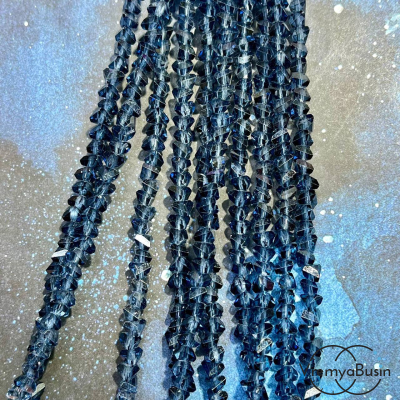 Бусины-треугольники из граненого стекла 4х6 мм, цв. танзанит  (нить ок. 35 см., ок. 85 шт.)