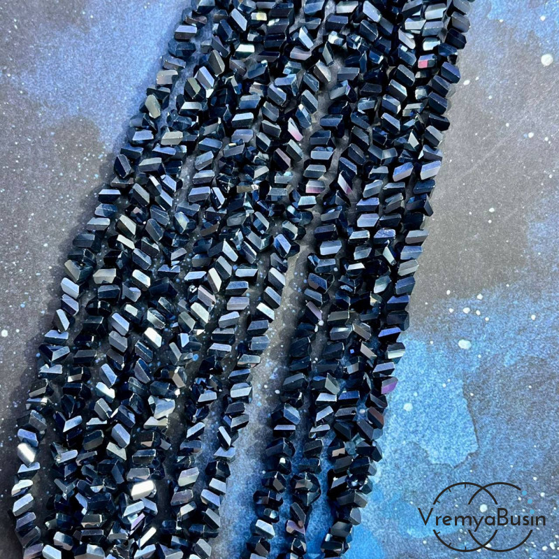 Бусины-треугольники из граненого стекла 4х6 мм, цв. гематит  (нить ок. 35 см., ок. 85 шт.)