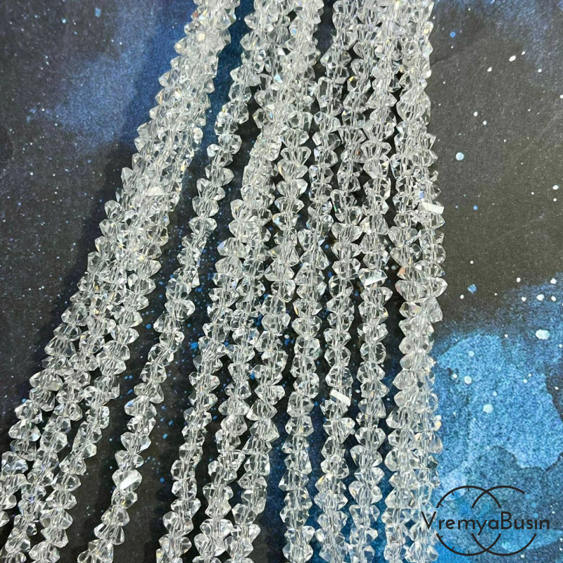 Бусины-треугольники из граненого стекла 4х6 мм, цв. прозрачный  (нить ок. 35 см., ок. 85 шт.)