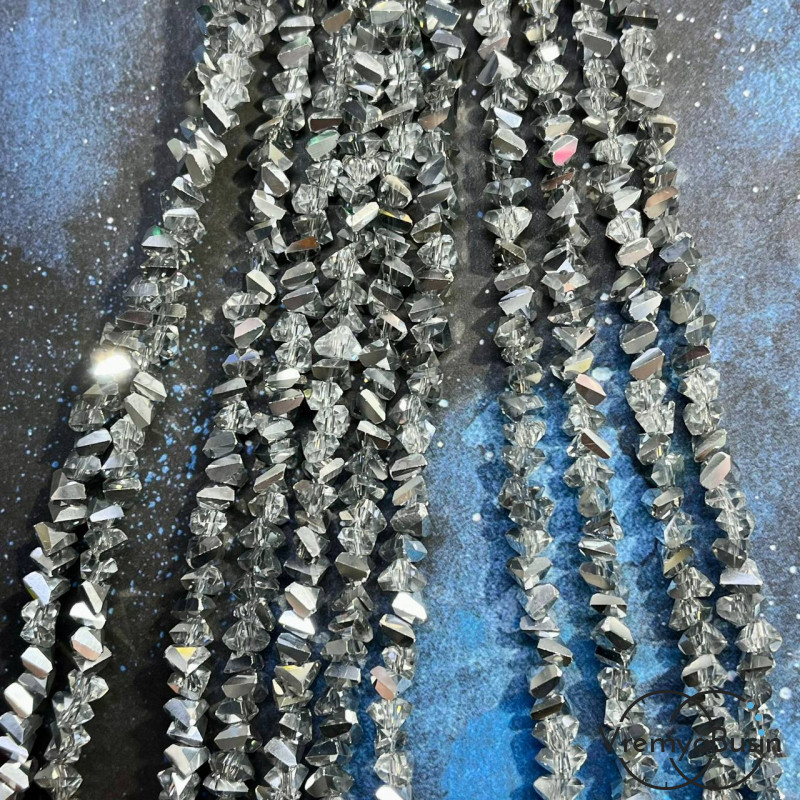 Бусины-треугольники из граненого стекла 4х6 мм, цв. прозрачно-серебристый  (нить ок. 35 см., ок. 85 шт.)