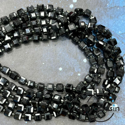 Чёрный турмалин - шерл, бусины кубики граненые, ок. 6х6 мм  (1/2 нити, ок.  24 шт.)