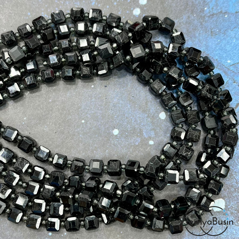 Чёрный турмалин - шерл, бусины кубики граненые, ок. 6х6 мм  (1/2 нити, ок.  24 шт.)