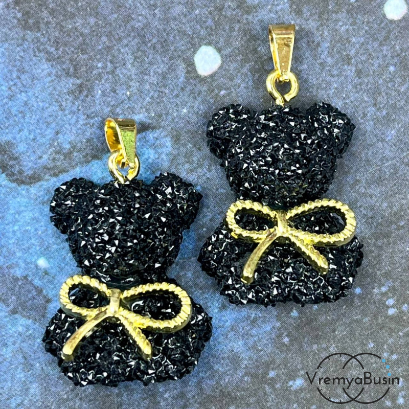 Подвеска из смолы с акриловыми кристаллами,    мишка с бантиком 24х20 мм  (1 шт.)