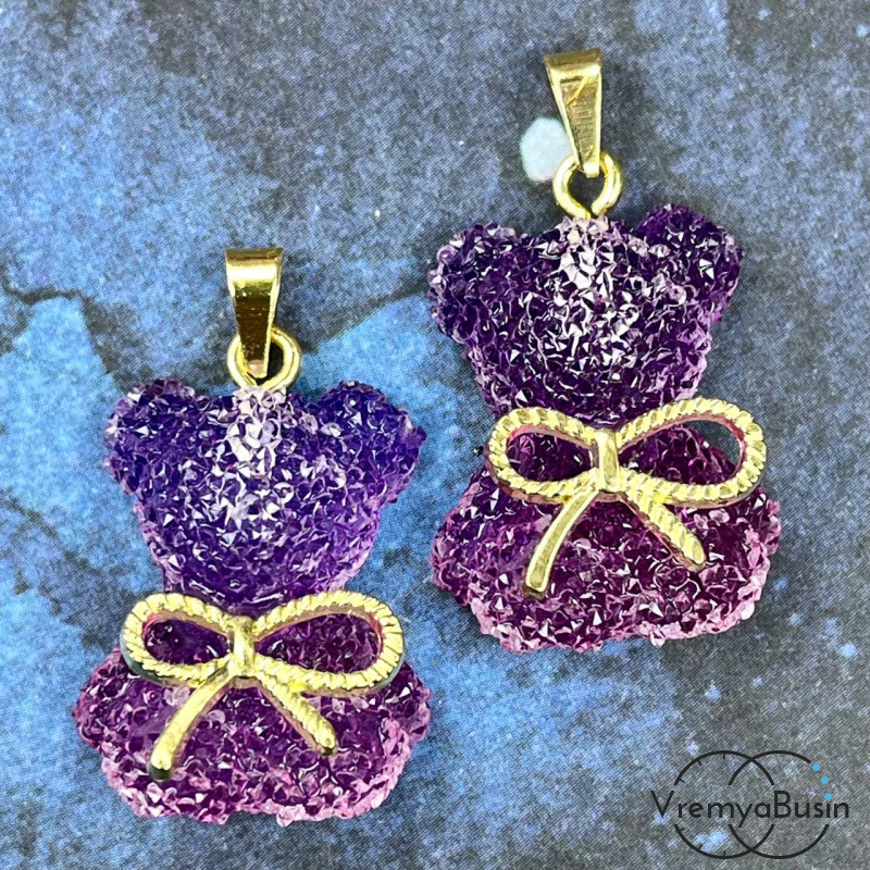Подвеска из смолы с акриловыми кристаллами,    мишка с бантиком 24х20 мм  (1 шт.)