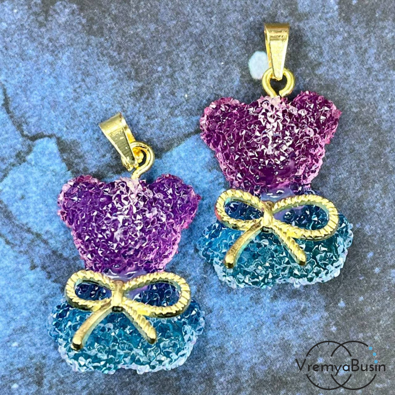 Подвеска из смолы с акриловыми кристаллами,    мишка с бантиком 24х20 мм  (1 шт.)