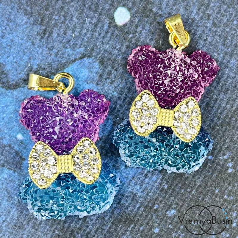 Подвеска из смолы с акриловыми кристаллами,    мишка с бантиком 24х20 мм  (1 шт.)