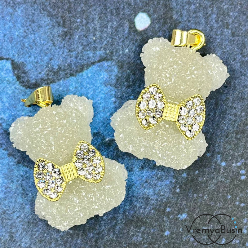 Подвеска из смолы с акриловыми кристаллами,    мишка с бантиком 24х20 мм  (1 шт.)