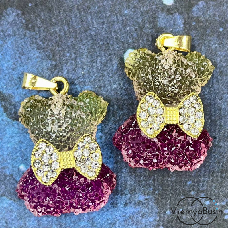 Подвеска из смолы с акриловыми кристаллами,    мишка с бантиком 24х20 мм  (1 шт.)