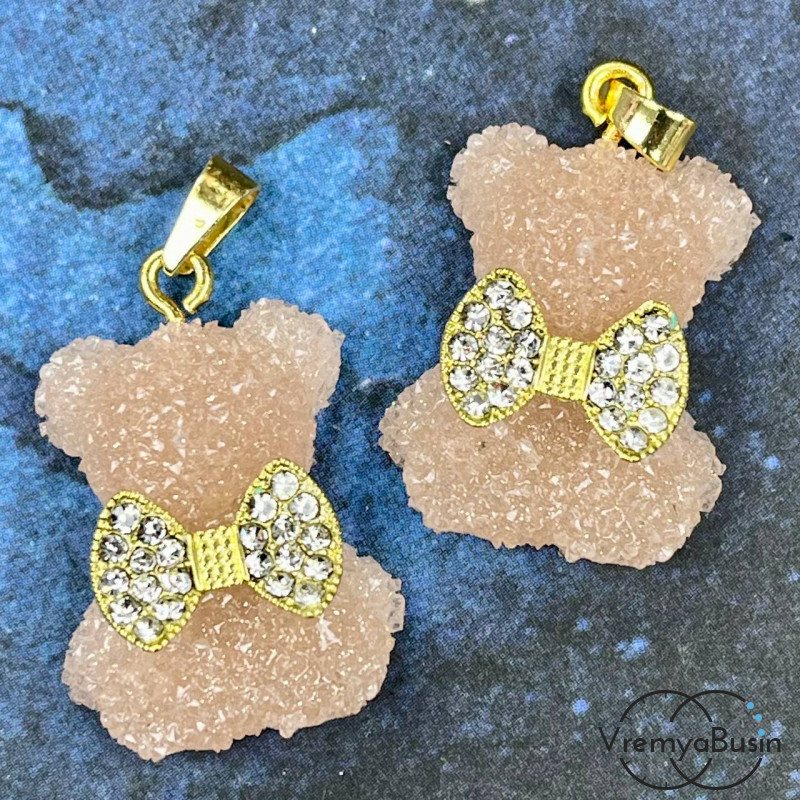 Подвеска из смолы с акриловыми кристаллами,    мишка с бантиком 24х20 мм  (1 шт.)