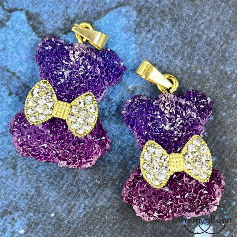 Подвеска из смолы с акриловыми кристаллами,    мишка с бантиком 24х20 мм  (1 шт.)