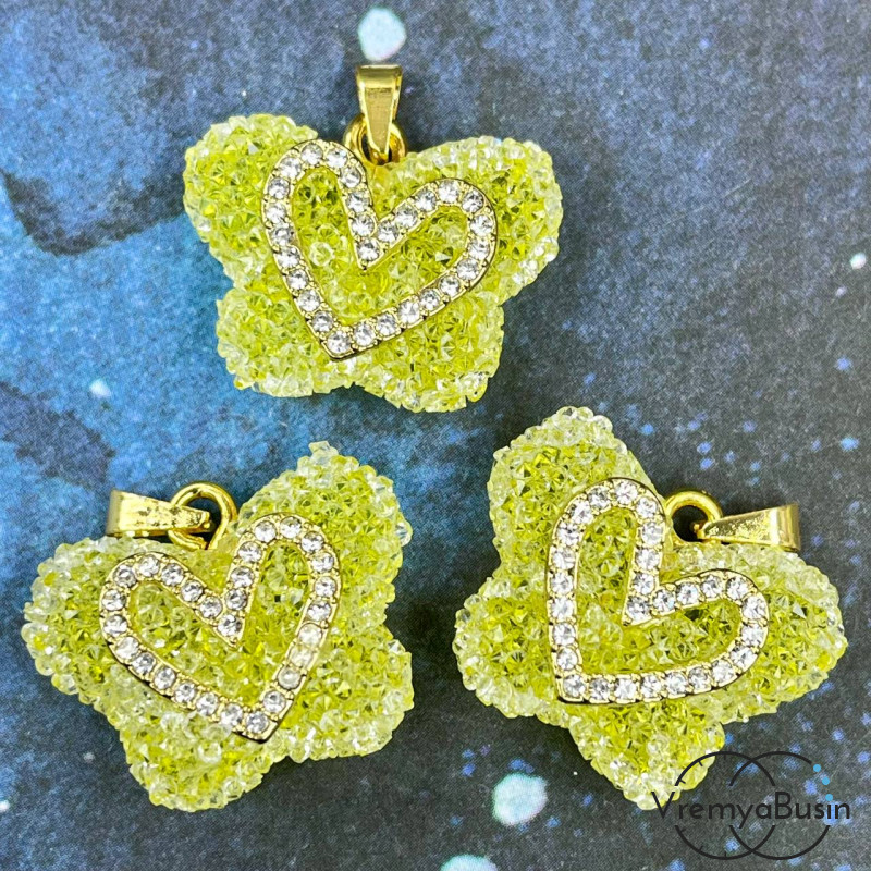 Подвеска из смолы с акриловыми кристаллами,  бабочка 24х18 мм  с сердечком  (1 шт.)