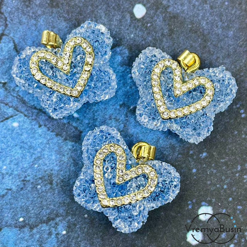 Подвеска из смолы с акриловыми кристаллами,  бабочка 24х18 мм  с сердечком  (1 шт.)