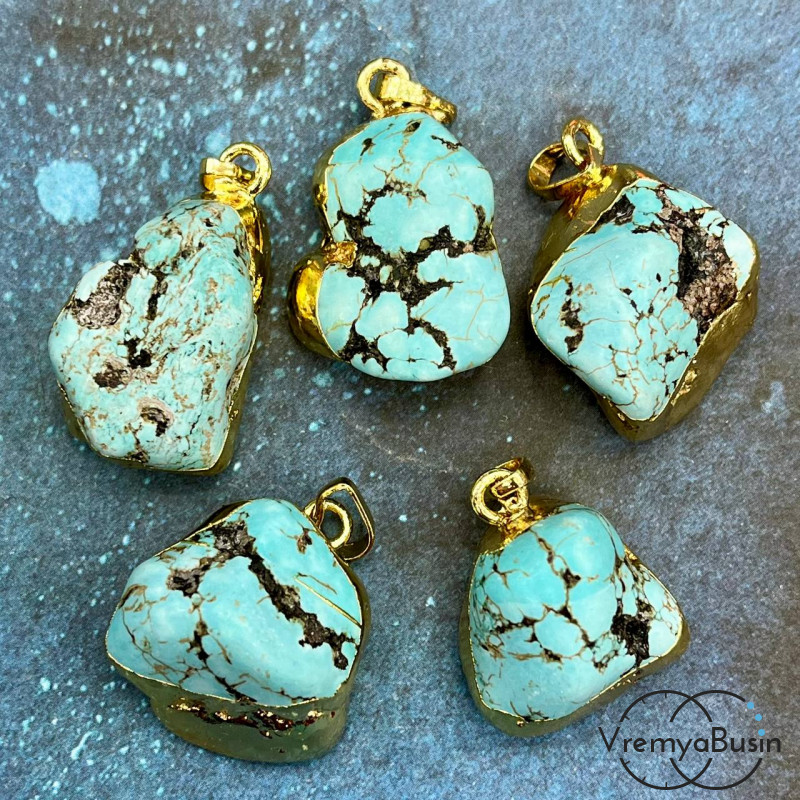 Говлит, им. бирюзы. Кулон из камня в металле цв. золото, ок. 20х25 мм (1 шт.)