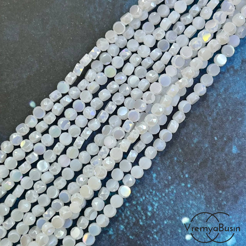 Бусины таблетки из граненого стекла, 3х4 мм, цв. белый матовый (1/2 нити, ок. 85 шт.)