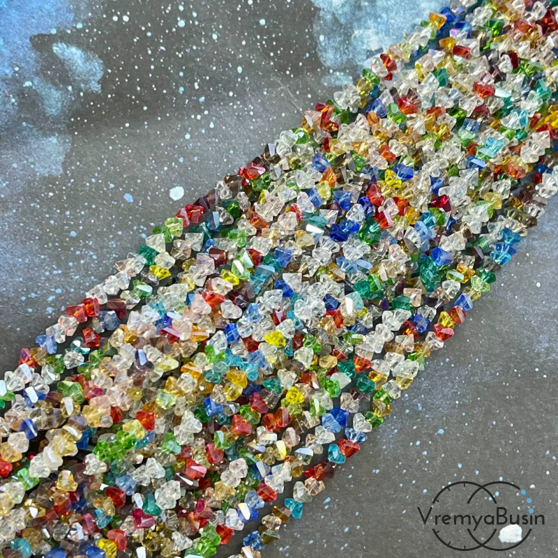 Бусины-треугольники из граненого стекла 2,5х4 мм  (нить ок. 35 см., ок. 140 шт.)