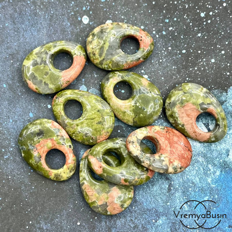 Унакит. Кулон из камня пончик, бублик 18х25х6 мм (1 шт.)