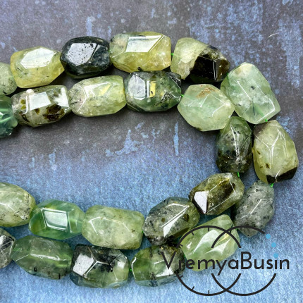 Пренит,  крупные овальные граненые бусины, ок. 20х15 мм  (1/2 нити, ок. 8 шт.)