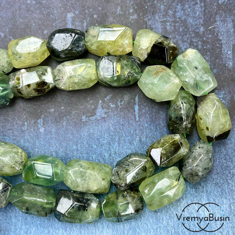 Пренит,  крупные овальные граненые бусины, ок. 20х15 мм  (1/2 нити, ок. 8 шт.)