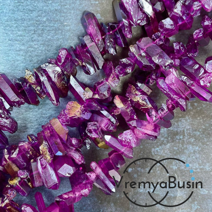 Кварц матовый, мелкие кристаллы, ок. 20-25х6-7 мм, цв. малиновый (1/2 нити, ок. 32 шт.)