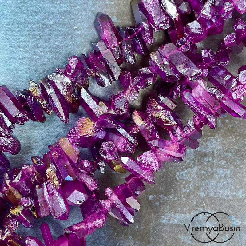 Кварц матовый, мелкие кристаллы, ок. 20-25х6-7 мм, цв. малиновый (1/2 нити, ок. 32 шт.)