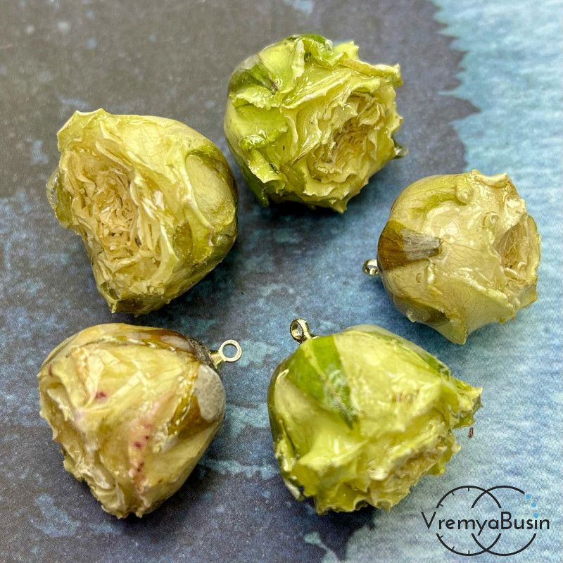 Подвеска «Бутон розы», натур. засушенный цветок в эпоксидной смоле, ок. 25 мм (1 шт.)